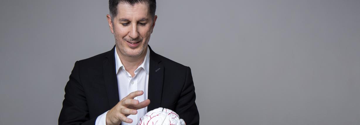 Neujahresvorsätze Mann mit Gehirn in der hand