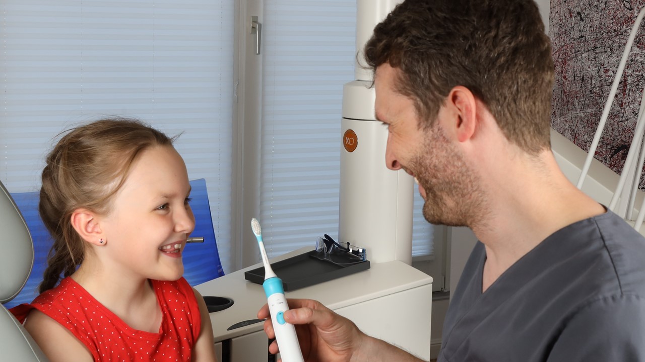 Kinder spielen leidenschaftlich, testen gern Neues und haben meist auch Freude an altersgerechten elektrischen Zahnbürsten