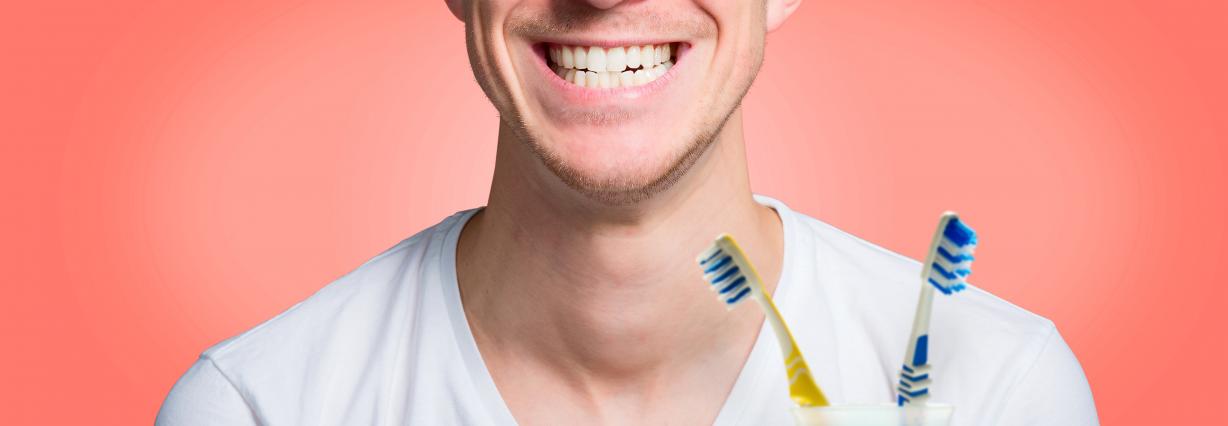 Mann zeigt Zähne