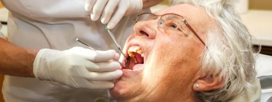 Gerade bei Senioren ist die Mundhygiene sehr wichtig. Die dentale Gesundheit hängt jedoch stark vom Willen des Patienten ab. Gerade bei Senioren ist die Mundhygiene sehr wichtig. Die dentale Gesundheit hängt jedoch stark vom Willen des Patienten ab.