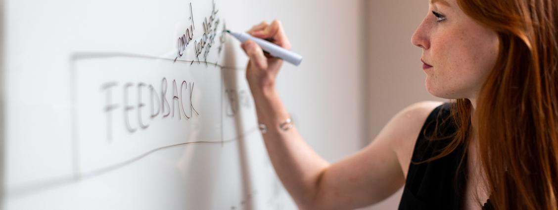 Zufriedene Mitarbeiter Teil 2 Mitarbeiter schreibt was ans Whiteboard