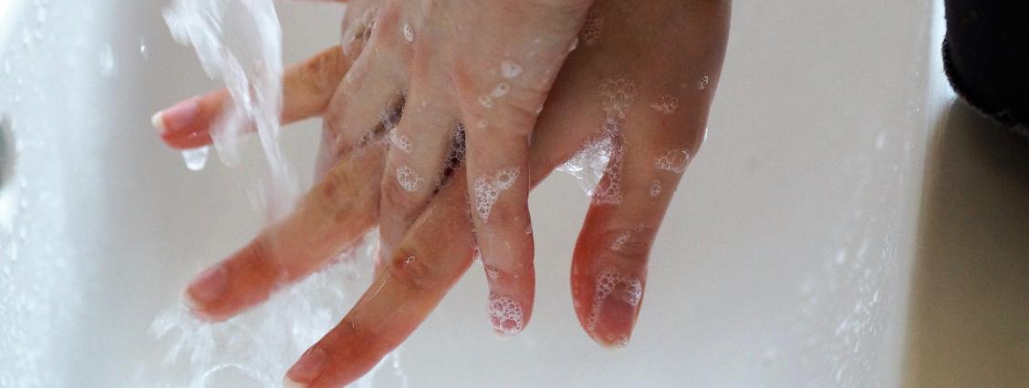 Hygiene in Praxen Hände unter fließendem Wasser