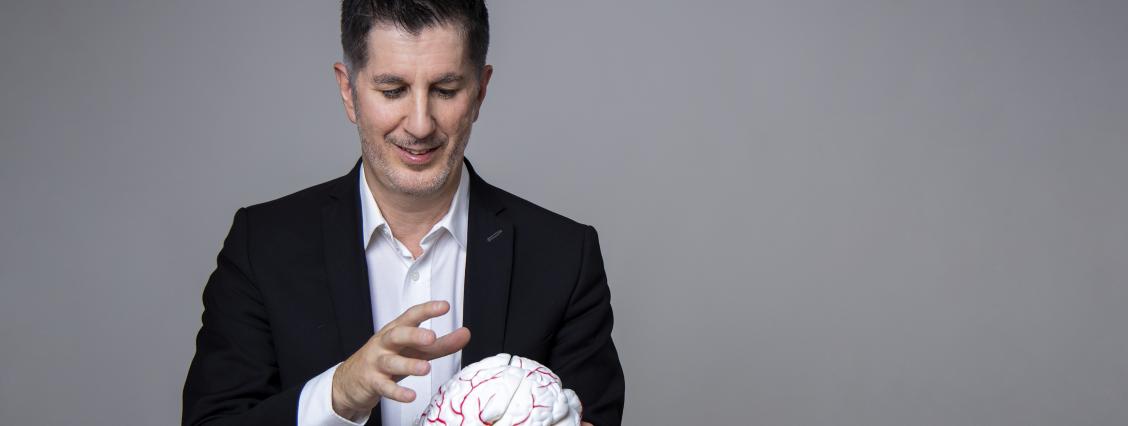 Neujahresvorsätze Mann mit Gehirn in der hand