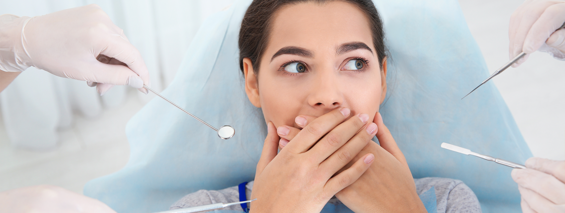 Frau hat angst vor dem Zahnarzt