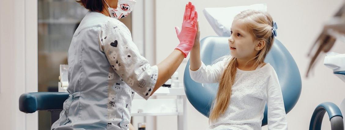 Kinderzahnmedizin High Five Kind Zahnarzt