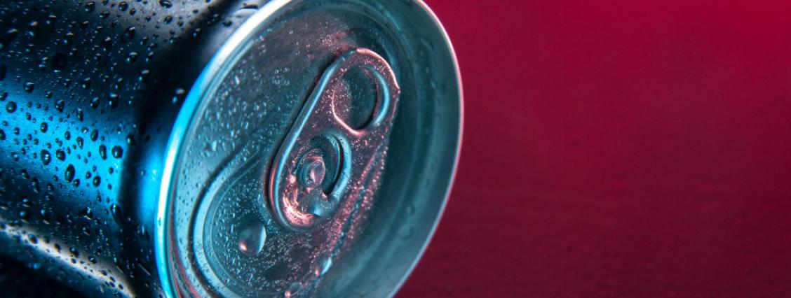 Frontansicht Energy Drink in Dose auf dunkelrosa Hintergrundfarbe Wasser Soda Dunkelheit Getränk