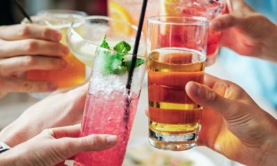 Anstoßen mit Drinks
