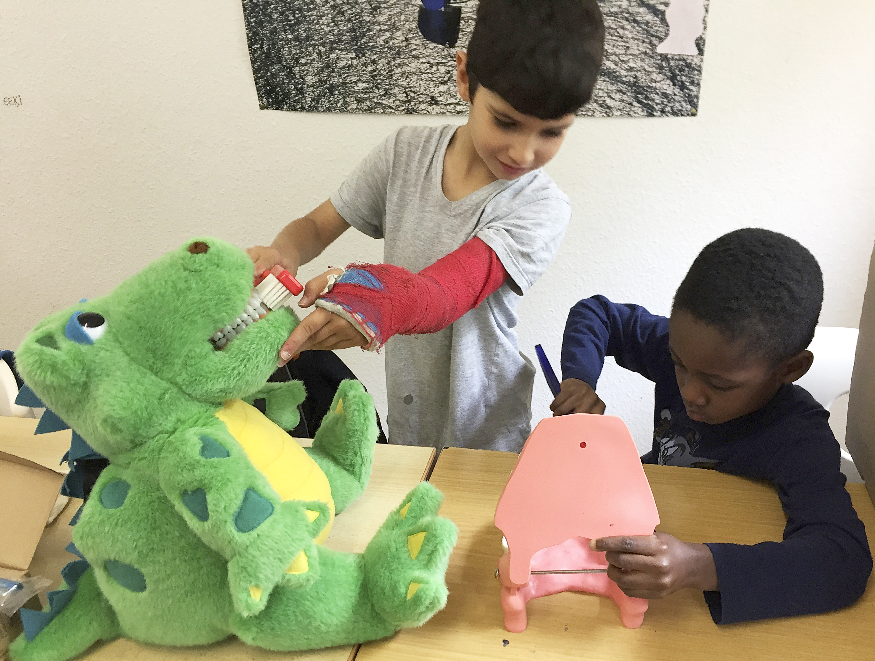 Abb. 4: Zahnputztraining am Tag der Zahngesundheit in einem Asylbewerberheim