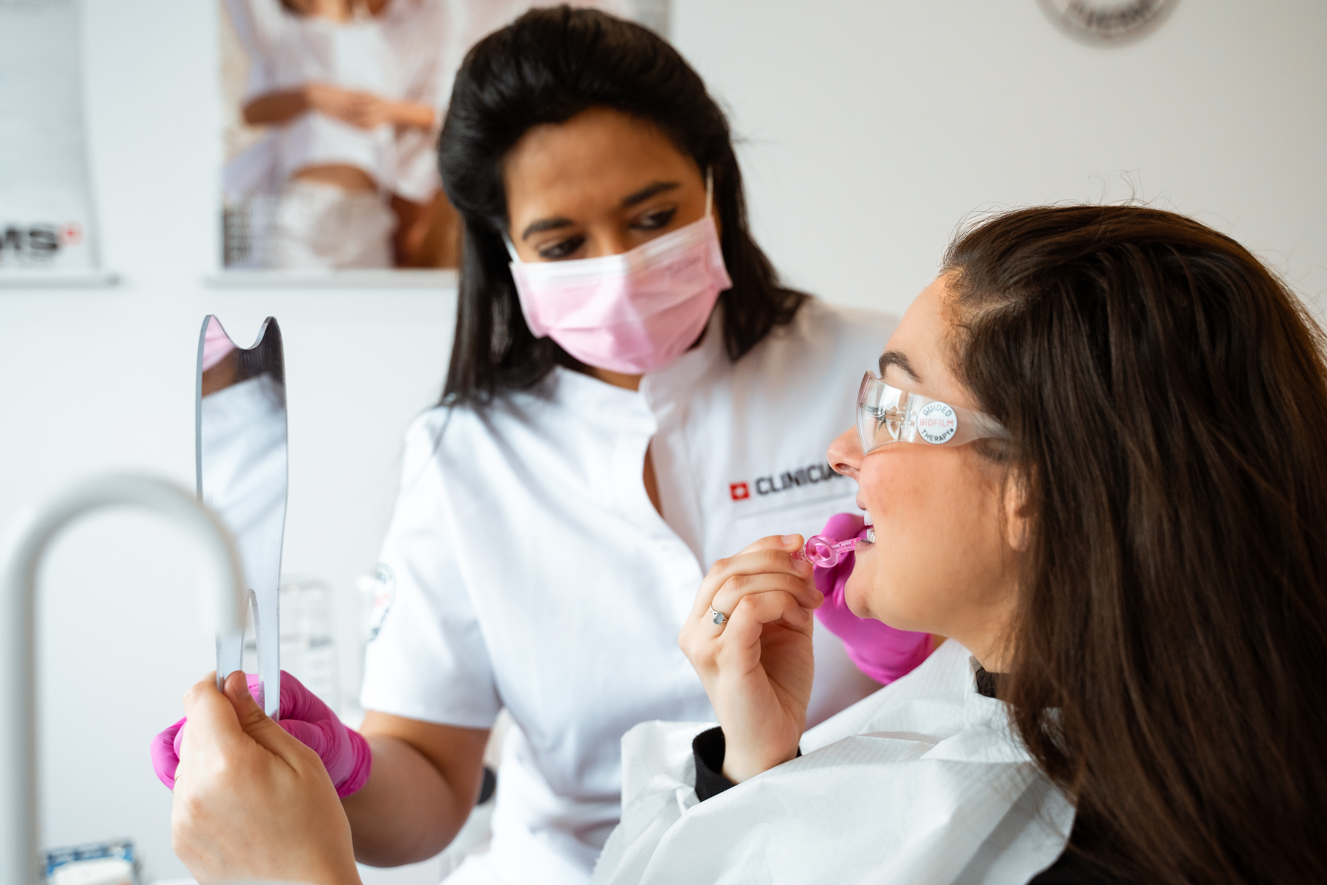 Abb. 2: Mundhygiene-Instruktion und -Motivation sind ebenfalls zentrale Maßnahmen der professionellen Prophylaxe.