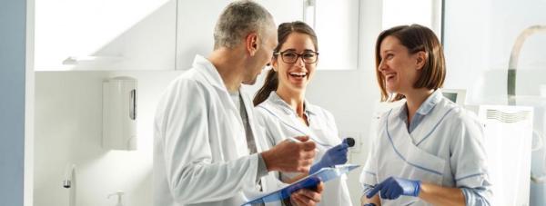 Zahnmediziner im Gespräch unter Kollegen