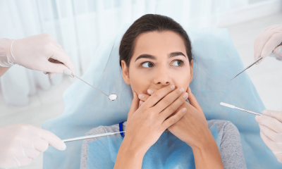 Frau hat angst vor dem Zahnarzt