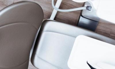 Symbolbild eines Zahnarztes, der mit Patient eine Vereinbarung zur Zahnbehandlung bespricht.