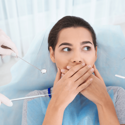 Frau hat angst vor dem Zahnarzt