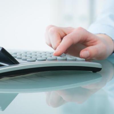 Symbolfoto eines Zahnarztes bei der digitalen Dokumentation parodontaler Behandlungsdaten am Bildschirm.