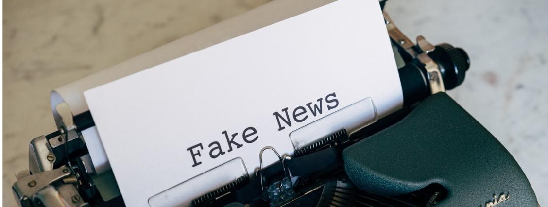 Schreibmaschine mit Fake News