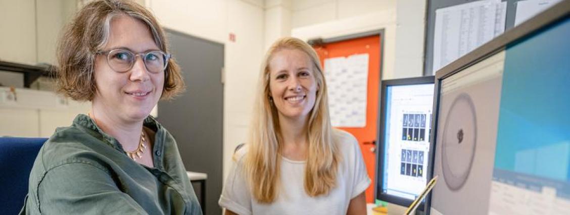 Christine Kaimer (links) und Susanne Thiery haben untersucht, wie Bodenbakterien einander bekämpfen 